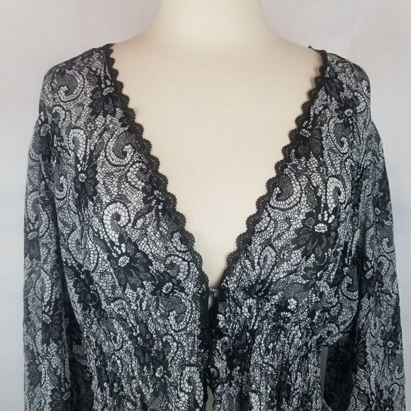 NOTATIONS. SIZE XL. BLACK WHITE FLORAL Tunic Top. Buttons at Waist - Picture 15 of 16